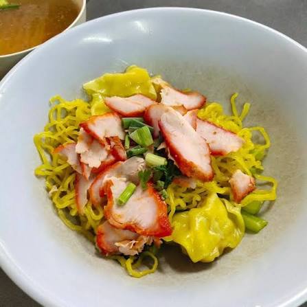 สูตรลับหมูแดงย่างเตาถ่าน เฮียเนก: มรดกความอร่อยที่หาทานยากในปัจจุบัน